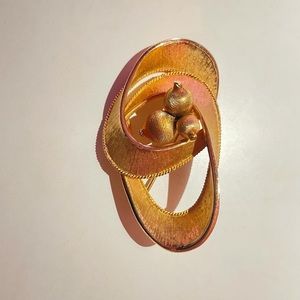 Coro jewelry | Vintage Coro infinity gold brooch